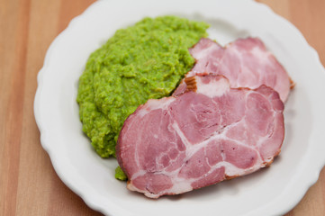 Kassler mit Püree aus Erbsen