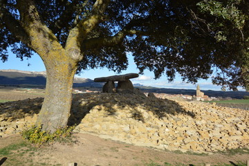 dolmen en Alava, España © uzkiland