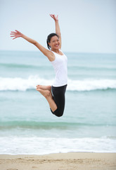 Obraz premium cheering woman jump at beach