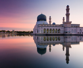 Obraz premium Kota Kinabalu mosque at sunrise in Sabah, Borneo, Malaysia