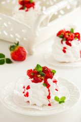 Meringue 'Pavlova' with strawberries and strawberry sauce.
