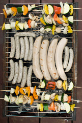 Grillen - Bratwürste und Gemüsespieße