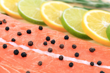 Salmon fillet with pepper and citrus.
