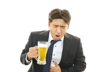 ビールを飲みすぎたサラリーマン