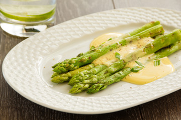 Grilled asparagus with hollandaise sauce.