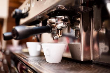 Türaufkleber Espressomaschine, die Kaffee in Pub, Bar, Restaurant zubereitet © aboutmomentsimages