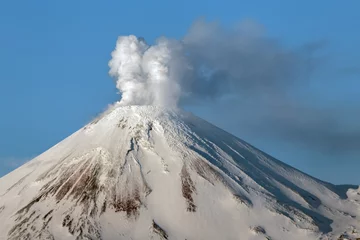 Fotobehang Vulkaan Prachtig vulkanisch landschap: uitzicht op de besneeuwde kegel van de Avachinsky-vulkaan - actieve vulkaan van het schiereiland Kamtsjatka op zonnige dag. Koryaksky-Avachinsky Groep vulkanen, Russische Verre Oosten, Eurazië