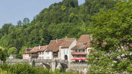 Fototapeta na wymiar Saint Ursanne, Stare Miasto, Doubs Rzeka, Jura, Lato, Szwajcaria