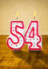 Brennende Geburtstagskerzen Nummer 54