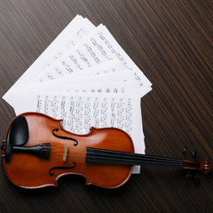 Naklejka premium Violin on an notes background