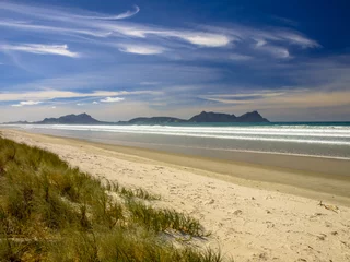 Schilderijen op glas Wit zandstrand met blauwe lucht in Nieuw-Zeeland © creativenature.nl