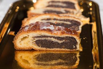 the cake with the poppy on golden such