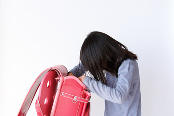 ランドセルの中を探す女の子