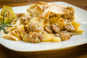 Panada, torta salata ripiena di agnello e patate, cucina sarda