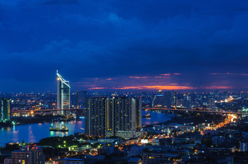 Fototapeta na wymiar bangkok sunset and building light