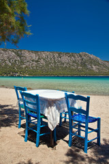 Tisch und blaue Stühle, warten auf Gäste, Griechenland