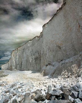 Les falaises de Criel sur Mer sous un ciel sombre