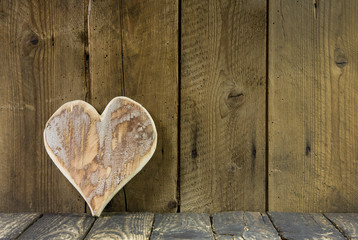 Holzherz - Herz auf Holz Hintergrund rustikal im Landhausstil