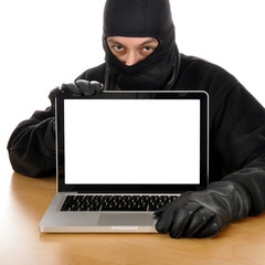 Datendieb mit PC, leerer Bildschirm