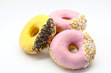 Roscos de chocolate decorados con glasa de colores