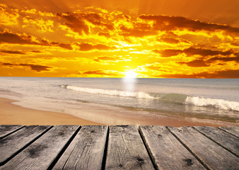 Naklejka na ściany i meble puesta de sol en un mar de olas