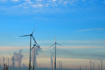Industrielandschaft mit Windrädern
