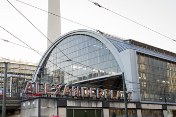 Berlin Alexanderplatz, S-Bahnhof, Schriftzug, Frühling