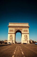 Fototapeta na wymiar Paryż, Słynny Łuk Triumfalny z banderą Francji