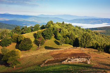 Obraz premium Ship enclosure in the mountains