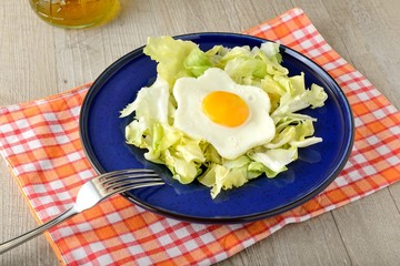 uova al tegamino con contorno d’insalata
