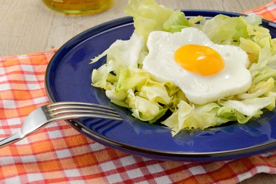 uova al tegamino con contorno d’insalata