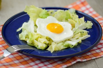 uova al tegamino con contorno d’insalata