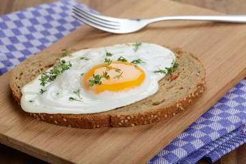 Spiegelei mit Kresse auf Mehrkornbrot