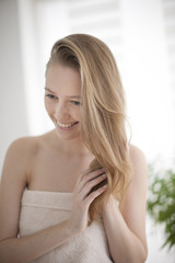 Naklejka premium Portrait of attractive woman in bathroom