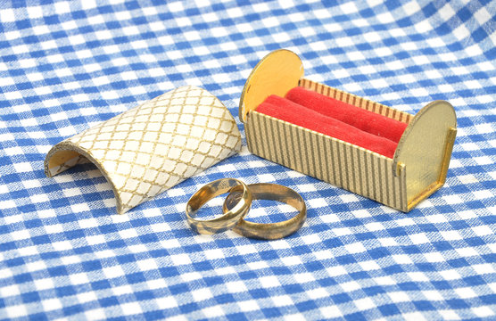 Arrangement with wedding rings
