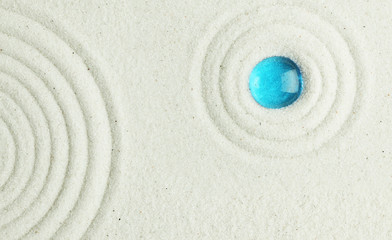 Fototapeta na wymiar Blue bead in the sand