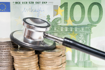 Stethoskop mit Euromünzen und Geldschein