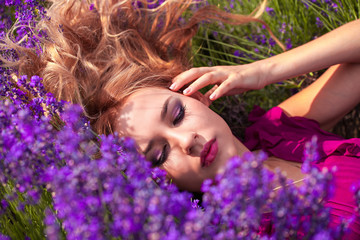 Obraz na płótnie Canvas Beautiful girl on the lavender field