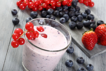 frullato con frutti di bosco sfondo grigio