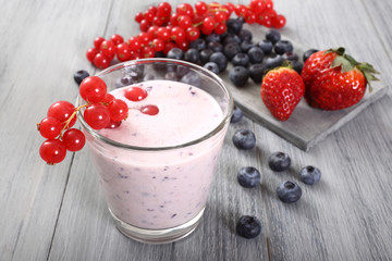 frullato con frutti di bosco sfondo grigio