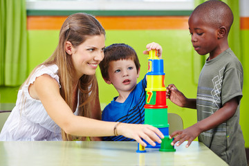 Erzieher spielt mit Jungs im Kindergarten
