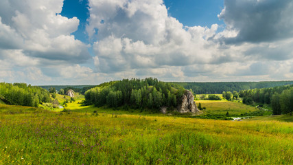 зеленый холм возле реки в солнечный день