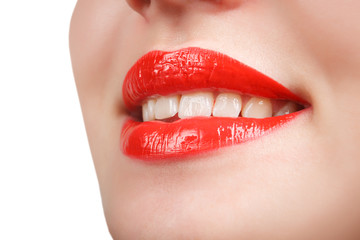 Obraz premium Zęby uśmiechniętej młodej kobiety, nachylone