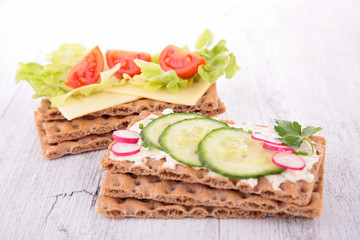 crispbread with vegetables