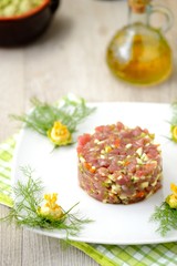 Tartare di tonno crudo con fiori di zucca, zucchine e scalogno