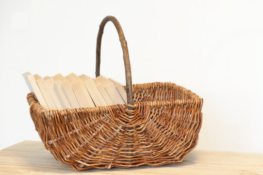 Cesta de mimbre con libros en el interior