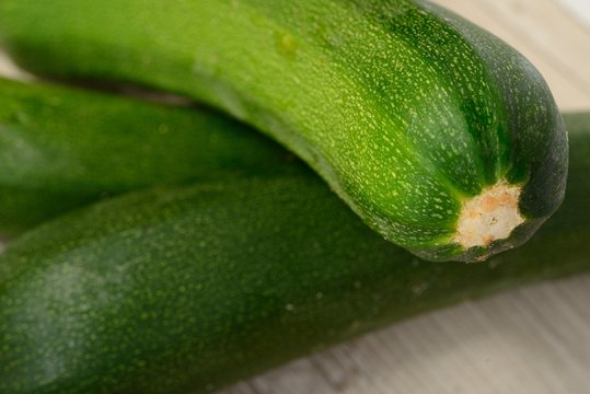 Zucchine crude sul tavolo di legno