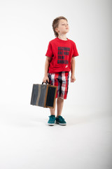 Cłopiec z walizką - obrazy, fototapety, plakaty