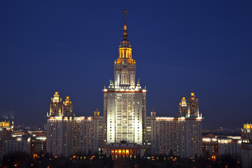 Fototapeta na wymiar Uniwersytet Moskwa w nocy. Widok z góry