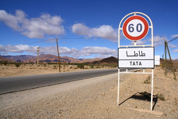 Le panneau routier de signalisation de l'entrée de Tata